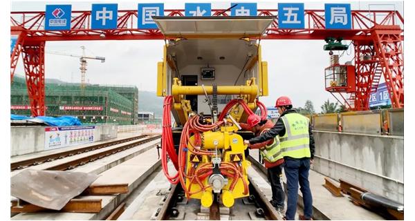 焊接故事| 成都地鐵18號線基建工程難度大，K922設(shè)備“保駕護(hù)航”